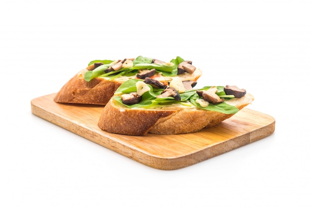 Pan con rúcula y setas shiitake.