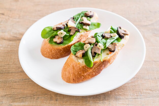 Pan con rúcula y setas shiitake.