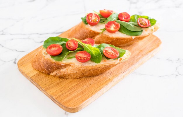 pan con rúcula y tomate