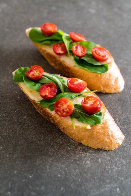 pan con rúcula y tomates