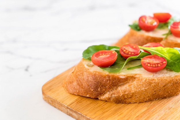 pan con rúcula y tomates