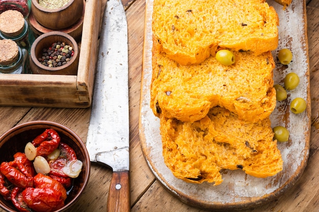 Pan sabroso con tomates secos y aceitunas