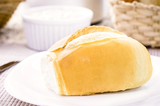 Pan de sal brasileño servido para el desayuno llamado pan francés crujiente y recién salido del horno