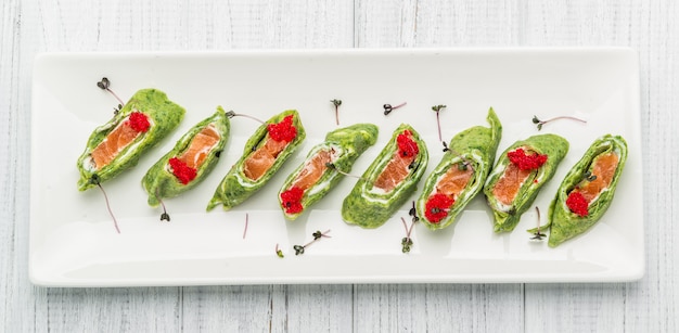 Foto pan de salmón con espinacas y panqueques de salmón