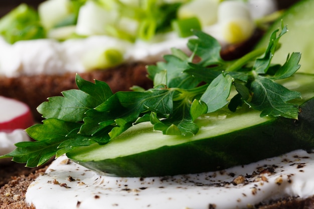 Pan con salsa blanca y pepino