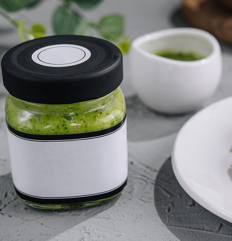 pan con salsa de pesto hecha en casa