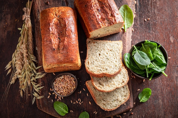 Pan saludable de espinacas recién horneado y rebanado