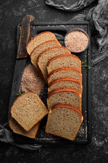 Pan de salvado fresco Hornear Vista superior Fondo de piedra negra estilo rústico