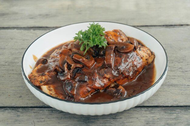 Pan Seared Chicken Cajun-Küche mit grauem Holzhintergrund