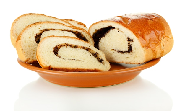Pan con semillas de amapola en placa de color, aislado en superficie blanca