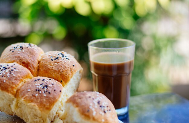 Pan de sésamo con bebida de cacao para el desayuno.