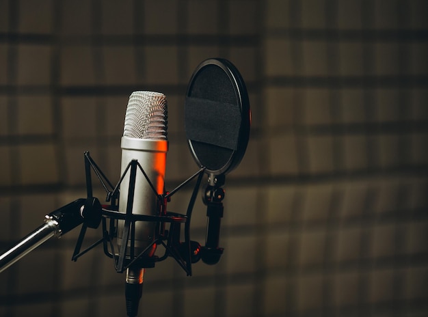 Pan shot de um microfone profissional para dublagem e narração no estúdio de gravação de som fechar o conceito de podcasting