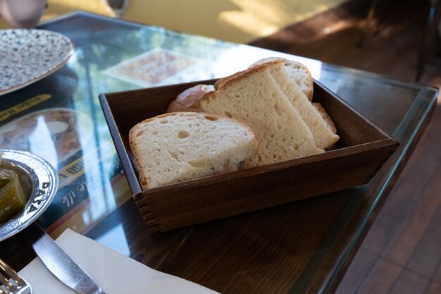 Pan en tazón de madera en la mesa