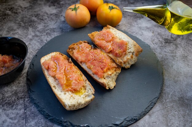 Pan con tomate y aceite de oliva, desayuno mediterráneo