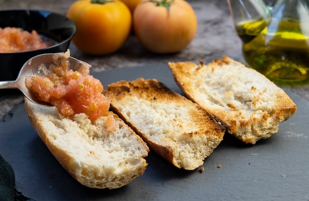 Pan con tomate y aceite de oliva, desayuno mediterráneo