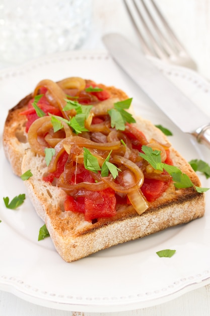 Pan con tomate, cebolla y perejil.