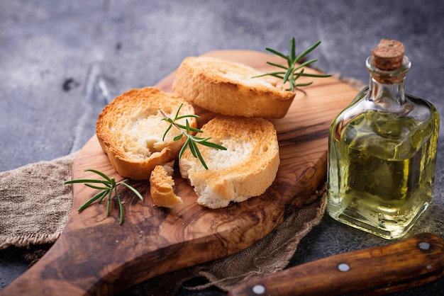 Pan tostado con aceite de oliva y romero.