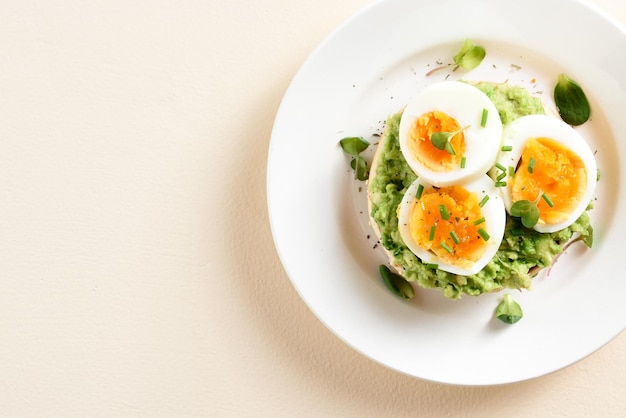 Pan tostado de aguacate con huevos