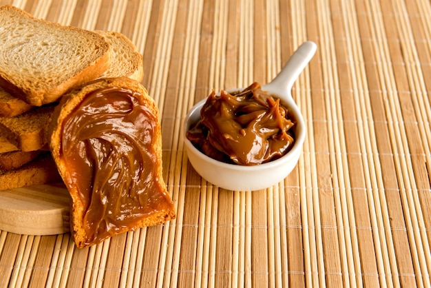 Pan tostado con dulce de leche en la mesa del desayuno.