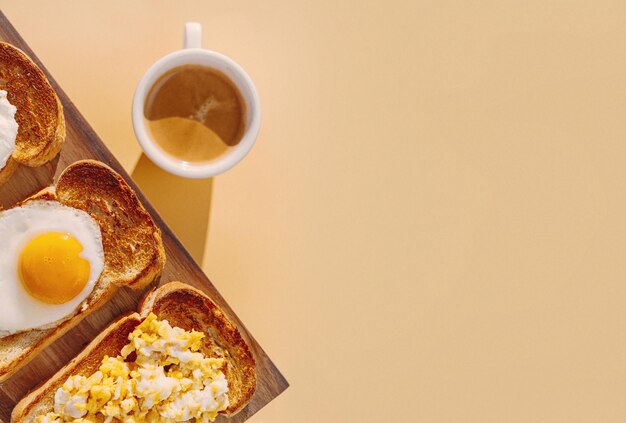 Pan tostado frito con cuatro tipos diferentes de huevos de gallina cocidos huevos revueltos huevos fritos huevo escalfado y crema de huevo Desayuno de huevos de gallina