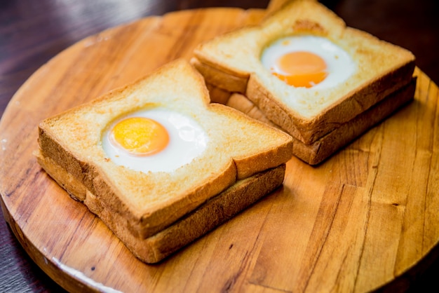 Foto pan tostado con huevo adentro en el tablero