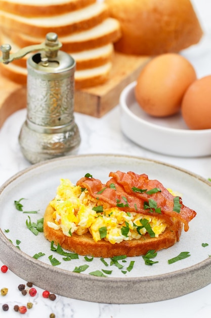 Foto pan tostado con huevos revueltos