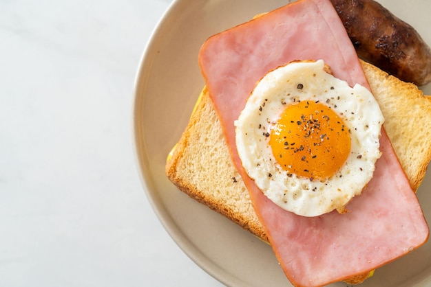 Pan tostado con jamón y huevo frito con chorizo