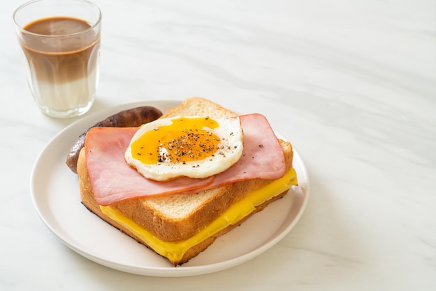 Pan tostado con jamón y huevo frito con chorizo