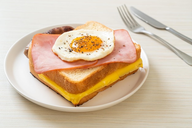 Pan tostado con jamón y huevo frito con chorizo