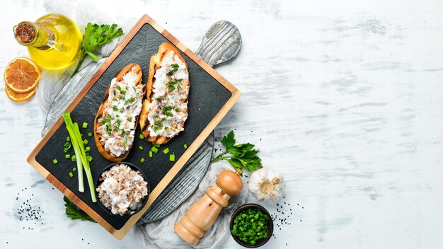 Pan tostado con manteca de cerdo y cebolla Cocina tradicional ucraniana Vista superior Espacio libre para el texto