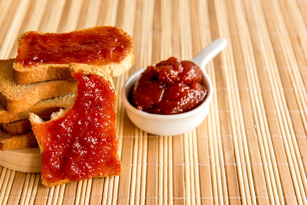 Pan tostado con mermelada en la mesa del desayuno.