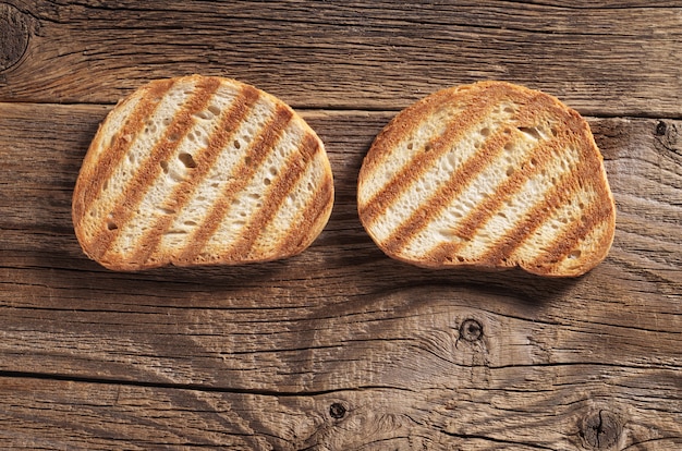 Pan tostado a la parrilla sobre una mesa de madera