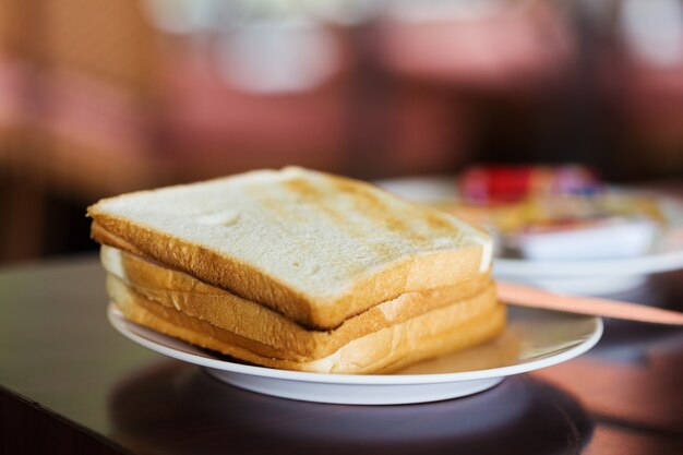 Pan tostado en un plato