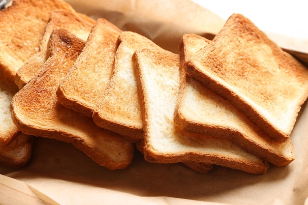 Pan tostado en primer plano de papel pergamino