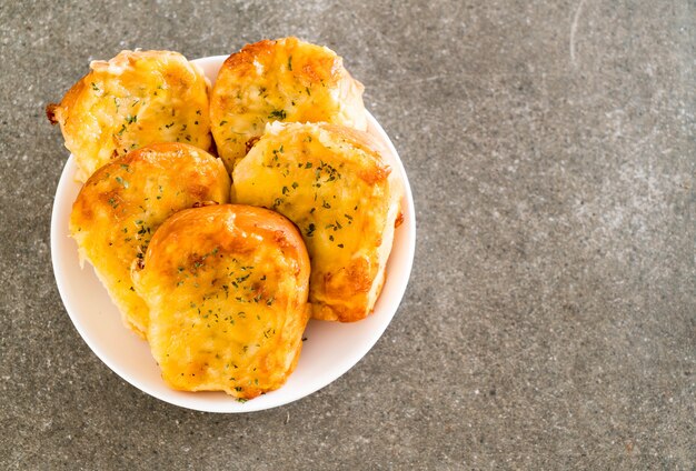 Pan tostado con queso y ajo.