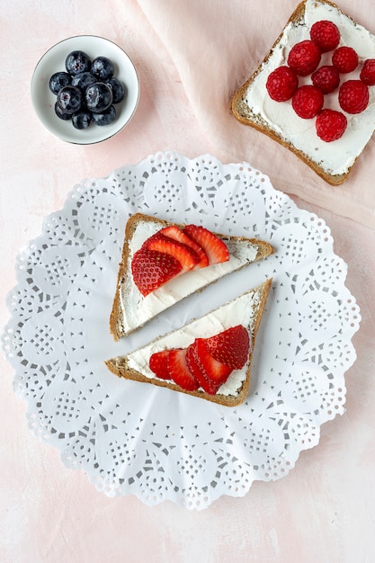 Pan tostado con queso fresco y fresas.