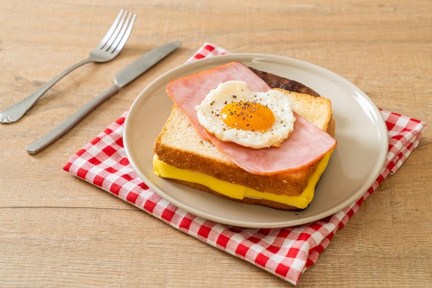 Foto pan tostado queso con jamón y huevo frito con salchicha de cerdo