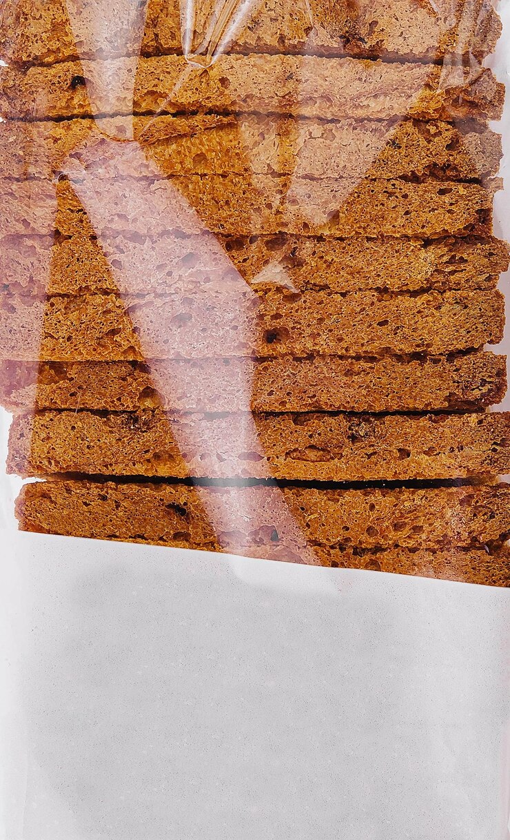 pan tostado en rebanadas blancas en envases transparentes