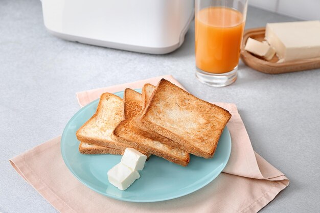 Pan tostado servido con mantequilla y jugo en la mesa