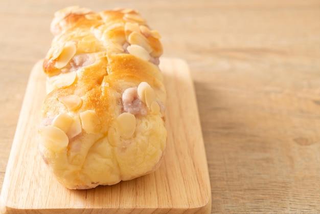 Pan tostado de taro en tablero de madera