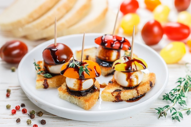 Pan tostado con tomate cherry