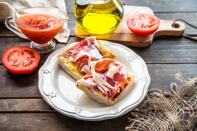 Foto pan tostado con tomate y jamón ibérico de bellota tapa típica española desayuno saludable