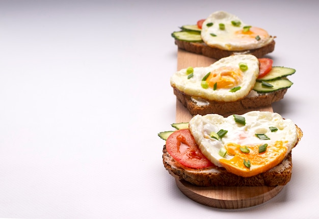 Pan tostado de verduras con huevo en forma de corazón