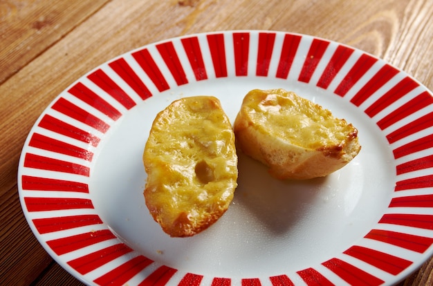Pan tostado Welsh Rarebit con queso cheddar derretido