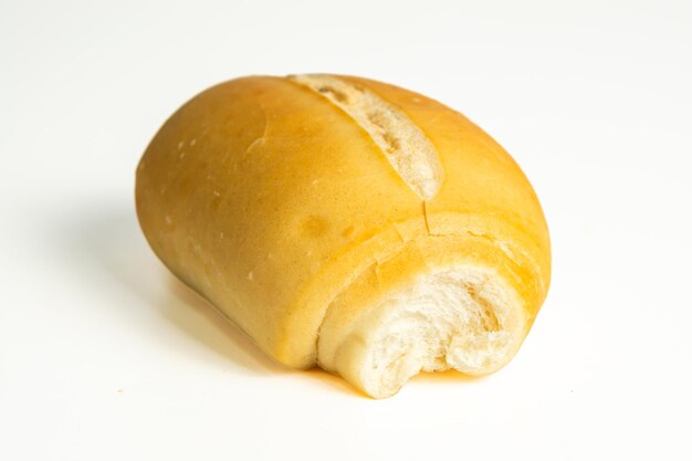 Pan tradicional brasileño Pao Frances también conocido como pan francés aislado sobre un fondo blanco