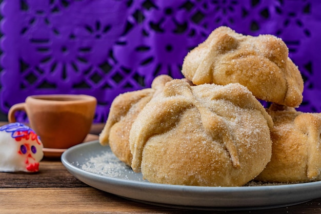 Pan tradicional mexicano de los muertos también conocido como Pan de Muerto en la mesa tradicional mexicana