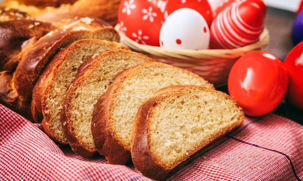 Pan tradicional de Pascua y huevos sobre fondo de madera