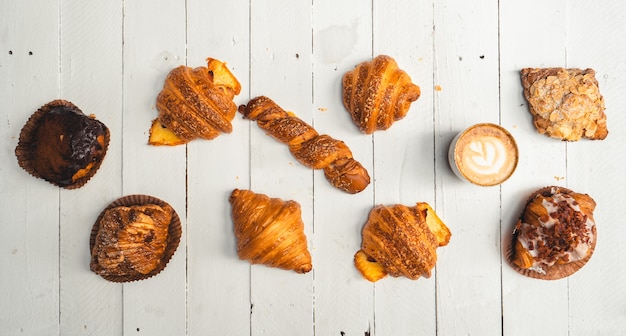 Pan tradicional recién horneado en la mesa de madera, croissants horneados en una panadería