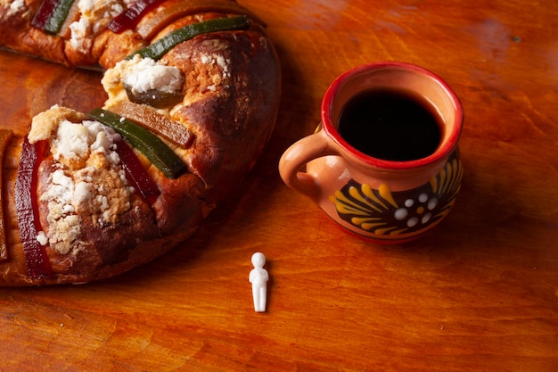 Foto pan tradicional de rosca de reyes. celebración de méxico y américa latina