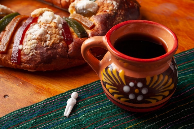 Foto pan tradicional de rosca de reyes. celebración de méxico y américa latina